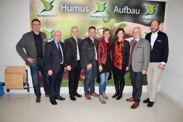 Humustage-Organisator Gerald Dunst im Kreis der Ehrengäste, an der Spitze Landesrat Johann Seitinger und LWK-Vizepräsidentin Maria Pein.