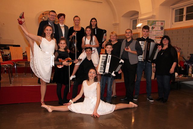 Die Oberkärntner Bambini- und Teeniestreicher, das Oberkärntner Akkordeonorchester und die Tanzgruppe unter der Leitung von Anna Knott  in der Lodronschen Reitschule in Gmünd | Foto: Kari