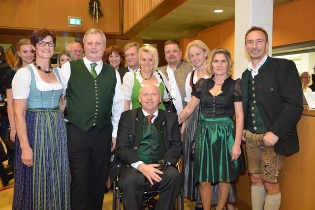 Ballorganisator und Hegemeister Franz Haberl (2.v.l.) freute sich zahlreiche Ehrengäste beim Jägerball in Ottendorf an der Rittschein begrüßen zu können.