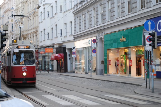 Auf der Josefstädter Straße möchten Bezirkspolitiker den Individualverkehr beschränken, ohne die Öffis zu bremsen. | Foto: Brunnbauer