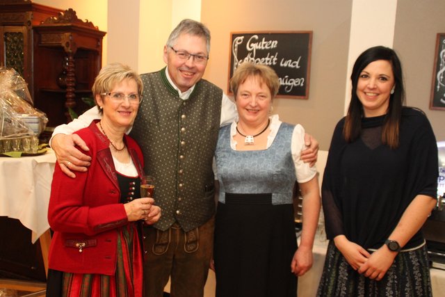 Gratulation zum 60. Geburtstag: Bürgermeisterin Claudia Fuchsluger gratulierte Johann Obermüller, am Bild mit Gattin Hermine und Tochter Nicole.
 | Foto: Stefan Hackl