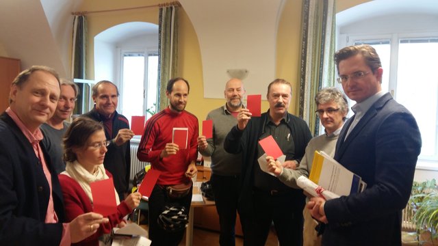 Forum Radverkehr zeigt dem Bgm. die "Rote Karte". | Foto: Teresa Arrieta