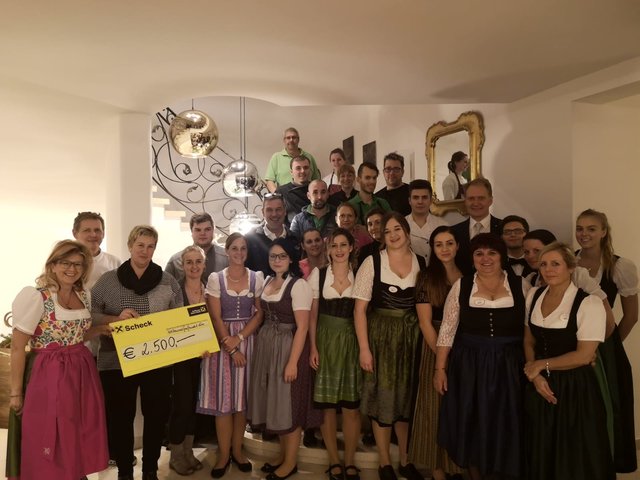 Das Team des Kaiserhofs mit den Chefleuten und Elisabeth Hofer vom Sprengel Söllandl. | Foto: Kaiserhof