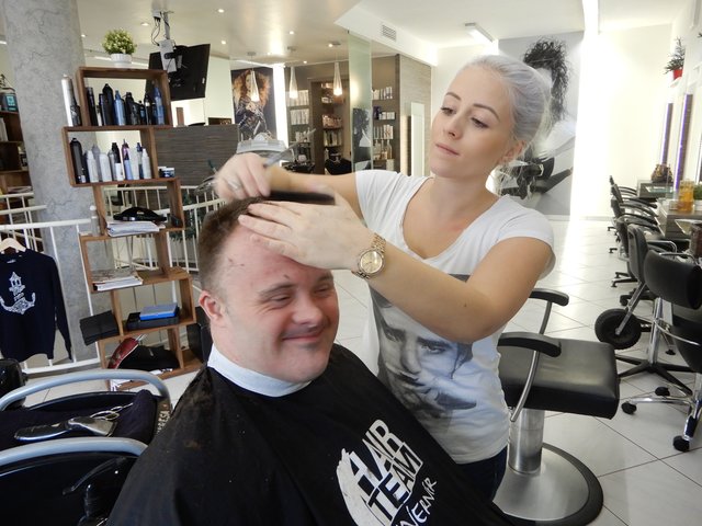  Leopold Hollerweger erhält einen neuen Haarschnitt bei „Hair Team Werner“ | Foto: Lebenshilfe Oberösterreich 