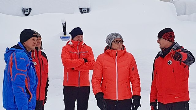 Bei den Einsatzkräften am Ötscher: Nationalratsabgeordnete Renate Gruber mit Mitgliedern der Lawinenkommission in Lackenhof.