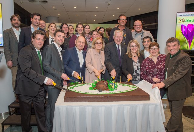 GF Matthias Wobornik, Direktor Christian Rädler, Nationalratspräsident Wolfgang Sobotka, Landeshauptfrau Johanna Mikl-Leitner, Landesrat Martin Eichtinger, Karl Ploberger, Landesrätin Ulrike Königsberger-Ludwig, Landtagsabgeordneter Bürgermeister Christian Gepp, „Natur im Garten“ Geschäftsführerin Christa Lackner und Die Gärten Niederösterreichs Obmann Reinhard Kittenberger mit den MitarbeiterInnen von „Natur im Garten“. | Foto: Natur im Garten