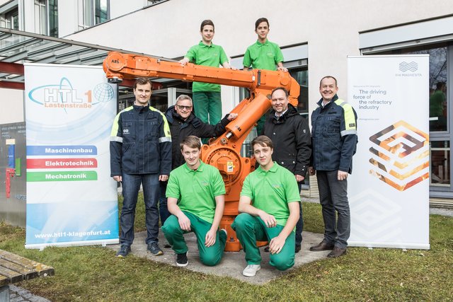Rudolf Kofler (RHI Magnesita), Gerhard Rendl (Leitung Werkstätten, HTL Lastenstraße), Peter Grengl (Abteilungsvorstand für Mechatronik, HTL Lastenstraße) und Heimo Wagner (Werksleiter RHI Magnesita in Radenthein) mit Schülern der HTL Lastenstraße | Foto: RHI Magnesita/Gleiss