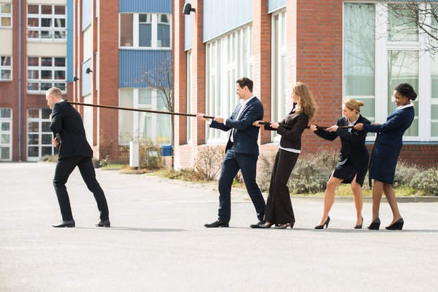 Employer Branding dient dazu, die bestehenden Mitarbeiter motivierter und länger im Unternehmen zu halten.
