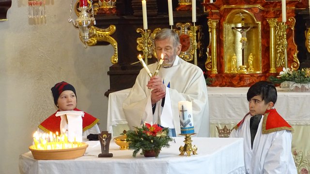 Die Ministranten Erwin und Aria sind aufmerksam 