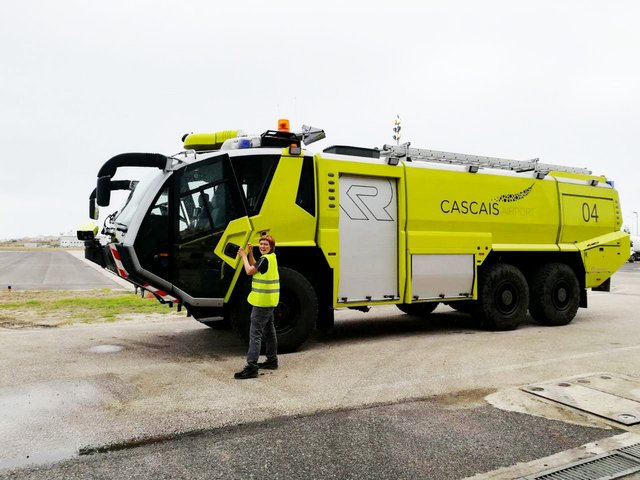 Die Kfz-Mechanikerin Alexandra Schuster haben große Vehikel, wie dieses Löschfahrzeug an einem Flughafen in Portugal, schon immer fasziniert.