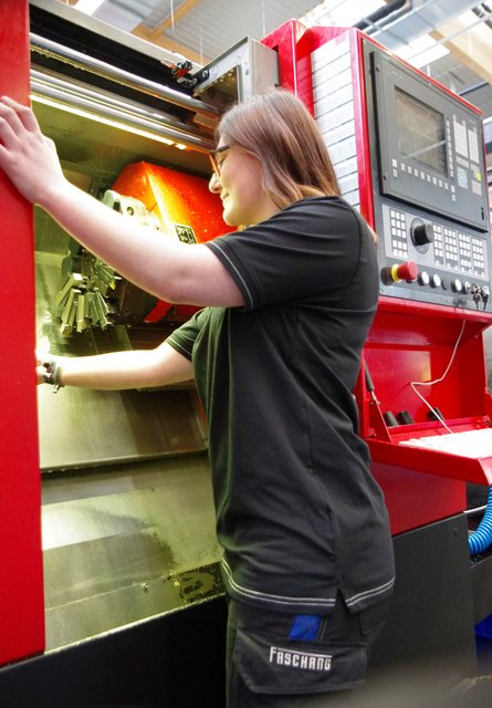 Nicole Bartel an der Drehbank. | Foto: Feköhrer