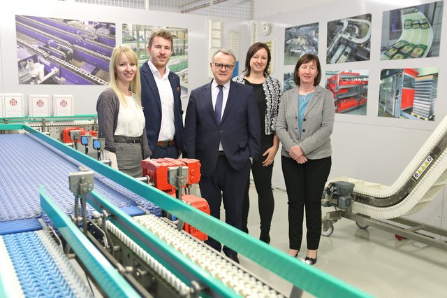 Die Geschwister Daniela Fiala (1.v.l.), Firmenchef Martin Werfring (2.v.l.) und Silke Schöll (4.v.l.) und Mutter Waltraud Werfring (ganz rechts) mit LH Hans Niessl beim Rundgang durch die Firma | Foto: BLMS