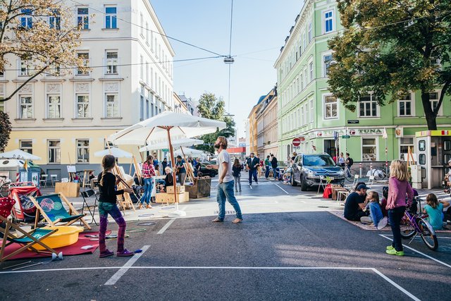 Die Pelzgasse wird einmal im Jahr zur Wohnstraße. Nun soll sie auch zur Schwammstadt werden.  | Foto: Heidi Plein