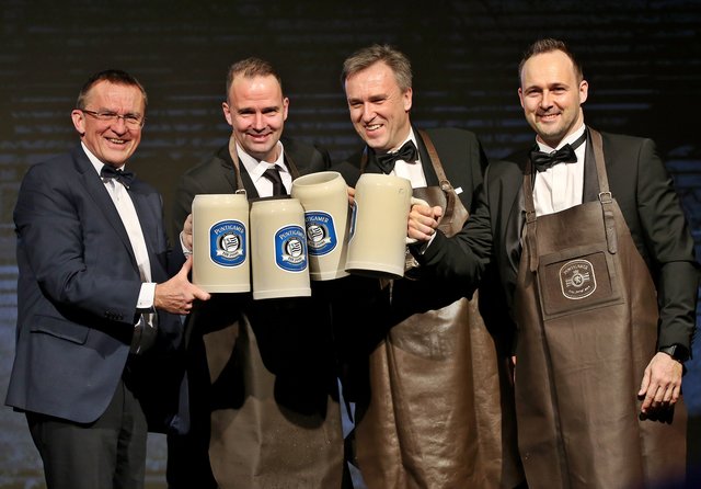 Prost: Andreas Stieber (Brauunion), Evergreen Mario Haas, Christian Jauk und Thomas Tebbich  | Foto: GEPA