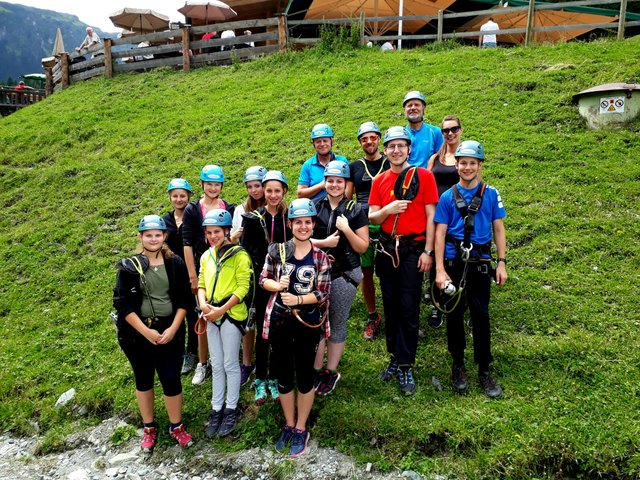Ausflug der Jungmusiker mit Begleitern und Obmann Stefan Gassner (im roten T-Shirt) zum Klettergarten Hochseilpark in Saalbach.
