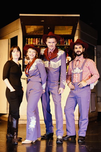 Quasi Jedermann-Team: Regisseurin Christina Tscharyiski mit Sebastian Radon und Verena Doublier von "Wiener Blond" und Navid Djawadi. | Foto:  Alexi Pelekanos 