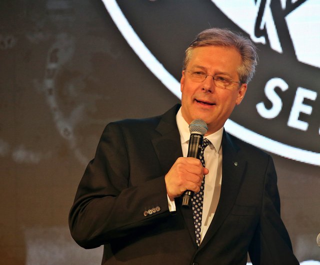 Schwarz-weiße Grußbotschaft: GRAWE-Boss Klaus Scheitegel | Foto: GEPA