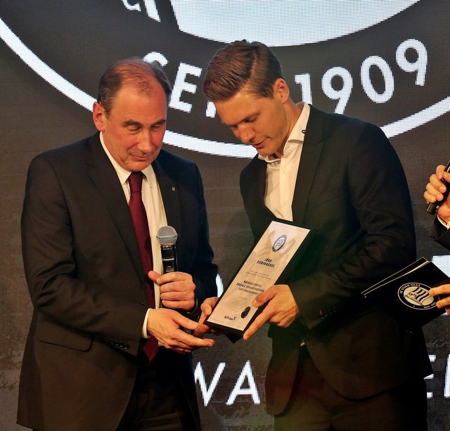 Am Podium: Raiffeisen-Generaldirektor Martin Schaller mit Sturm-Goalie Jörg Siebenhandl | Foto: GEPA