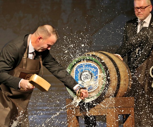 Ein Bieranstich durfte natürlich nicht fehlen. | Foto: GEPA