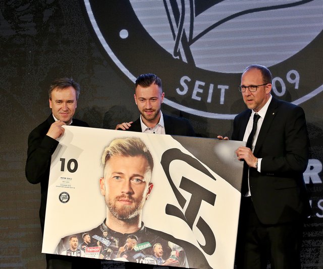 Ein Abschiedsgeschenk für Peter Zulj gabs von Präsident Christian Jauk (l.) und Geschäftsführer Sport Günter Kreissl. | Foto: GEPA