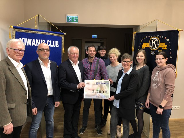 Helmut Saurugg, Robert Jost und Peter Scharmer (v.l.) vom Kiwanis-Serviceclub übergaben den Scheck an die Streetworker mit Roland Knausz (4.v.l.) und Isabell Wieser (3.v.r.).