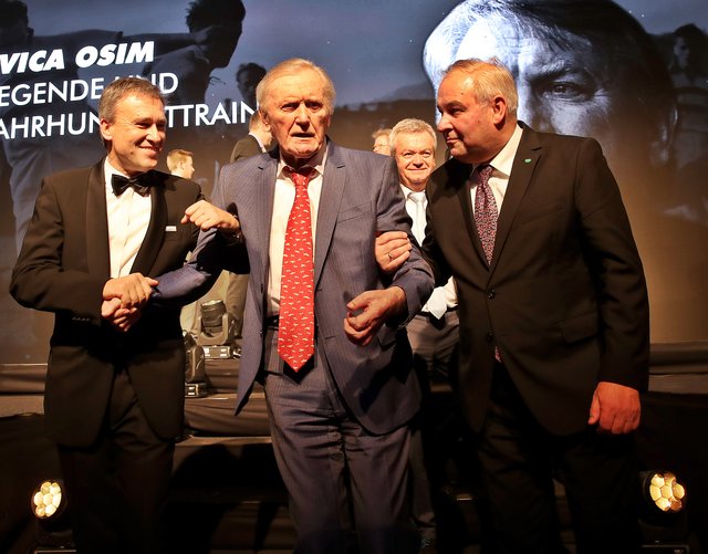 Ehre, wem Ehre gebührt: Sturm-Präsident Christian Jauk mit Jahrhundert-Coach Ivica Osim und LH Hermann Schützenhöfer