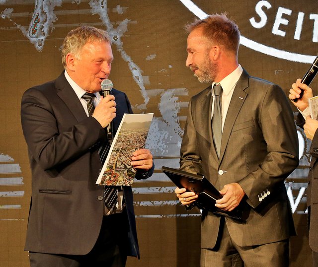 Entspannter Talk zwischen Holding-Vorstand Wolfgang Malik und Sturm-Coach Roman Mählich | Foto: GEPA