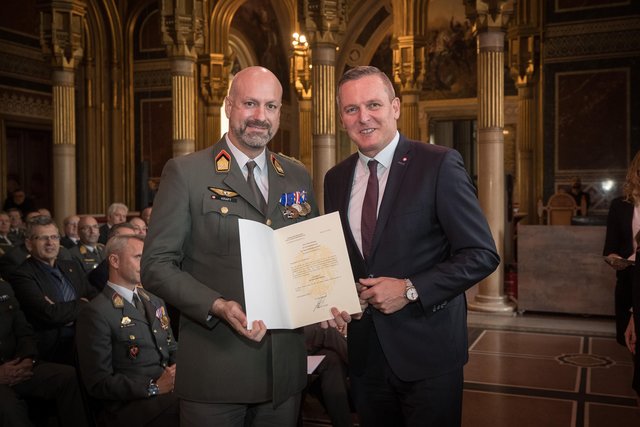 Oberst d.G. Reinhard Kraft mit Bundesminister Mario Kunasek.  | Foto: Bundesheer/Trippolt 