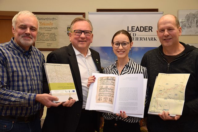 Freuen sich über die neue Chronik (v.l.n.r.): Franz Jäger, Karl Wratschko, Elisabeth Reiterer (Regionalmenagement), sowie Otto Knaus.