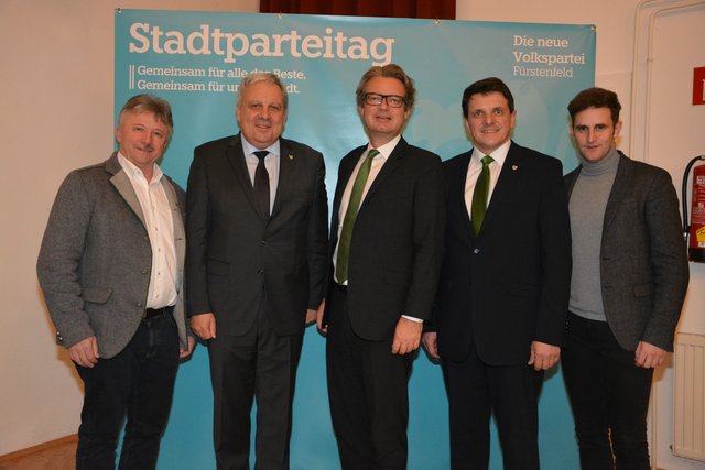 Bürgermeister Franz Jost (2.v.r.) folgt Werner Gutzwar (2.v.l.) als neuer Startparteiobmann der VP-Fürstenfeld nach. Es gratulierten: Landesrat Christopher Drexler (M.), LAbg. Hubert Lang (l.) und LAbg. Lukas Schnitzer (r.)