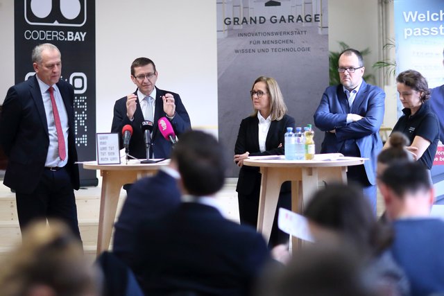 AMS-Landesgeschäftsführer Gerhard Straßer, Wirtschafts-Landesrat Markus Achleitner, WKOÖ-Vizepräsidentin Angelika Sery-Froschauer, bfi-Geschäftsführer Christoph Jungwirth und Grand Garage-Geschäftsführerin Ruth Arrich-Deinhammer (v. l.).