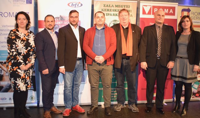 Projektpartner von Romabiz: Krisztina Árok (Regierungsamt Komitat Zala), René Höfer und
Christoph Greiner (BFI), Csaba Boha (Verein für Roma im Komitat Zala), Horst Horvath (Roma VHS), Norbert Kulcsár (Verein für Roma in der EU), Anikó Vörös (Handels- und Industriekammer Komitat Zala)