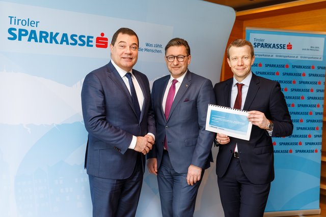 Hans Unterdorfer (Vorstandsvorsitzender Tiroler Sparkasse), Manfred Bartalszky (Vorstand Wiener Städtische, Bankvertrieb Team sVersicherung) und Paul Eiselsberg (Studienleiter IMAS Institut). | Foto: Thomas Steinlechner