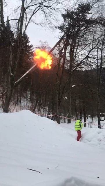 Der quer über den Spazierweg hängende Stamm war so unter Spannung verkeilt, dass sich die Fachleute dafür entschieden ihn zu sprengen. | Foto: Stadt Kufstein/Stadtgärtnerei