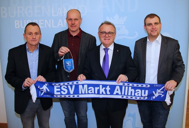 LH Hans Niessl gratuliert dem ESV Markt Allhau zum 50-jährigen Bestehen: Wolfgang Benedek (li.) und Herbert Ehrenhöfer nehmen die 8.000 Euro entgegen. | Foto: Bgld. LMS