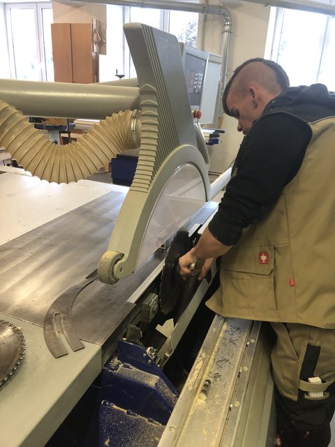 David Mayer bereitet die Maschine vor.
