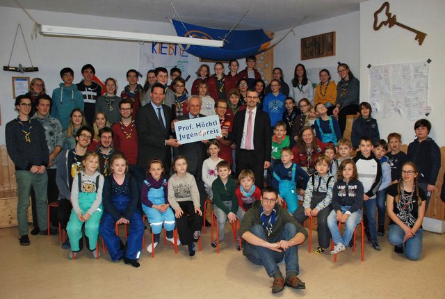 Europa-Abgeordneter Lukas Mandl, Prof. Josef Höchtl und Vizebürgermeister Roland Honeder mit den Pfadfindern Kritzendorf. | Foto: Büro Mandl