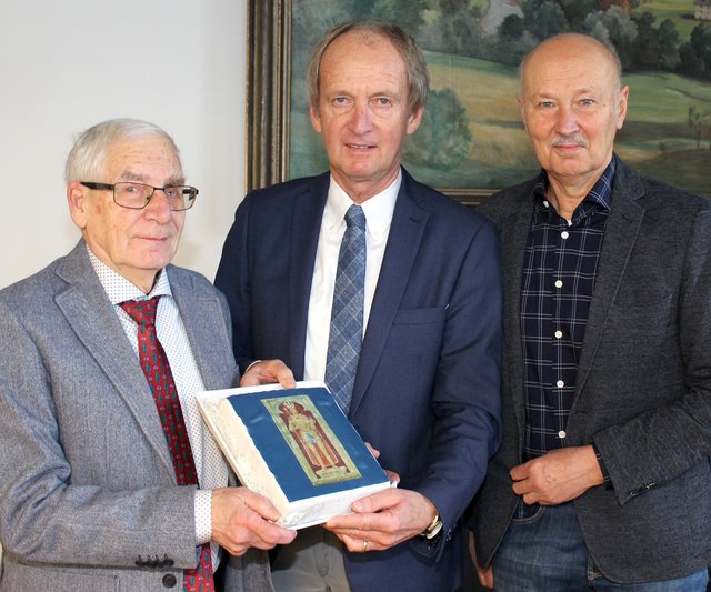 Franz Satzinger, Bürgermeister Herbert Brunsteiner und Maximilian Lötsch (v.l.) mit der "Maximilian-Torte". | Foto: Jungwirth