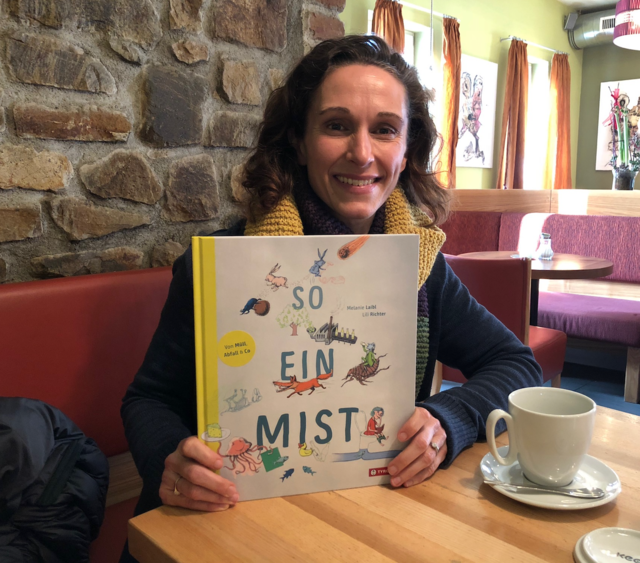 Melanie Laibl mit ihrem aktuellen Werk "So ein Mist". | Foto: Huber