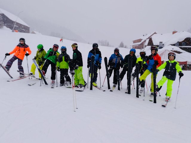 "Schnee, juchhe!" Einen abenteuerlichen Skikurs auf der tiefverschneiten Riesneralm erlebten die Schüler und Lehrer der 2. und 3. Klassen der NMS Fürstenfeld. | Foto: NMS Fürstenfeld