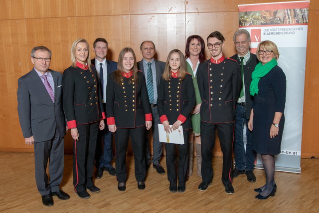 Stellvertretend für alle geehrten (Jung-) Musiker die LeistungsträgerInnen der Stadtkapelle Grieskirchen. | Foto: Christoph Mühlböck