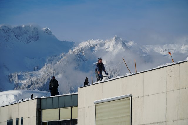 Viele Dächer wurden nach den Schneefällen geräumt. Wie groß die Schneelast ist, lässt sich berechnen. | Foto: Reichel