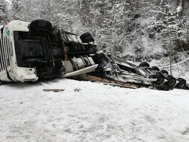 Der Sattelschlepper kam von der Straße ab | Foto: FF Metnitz