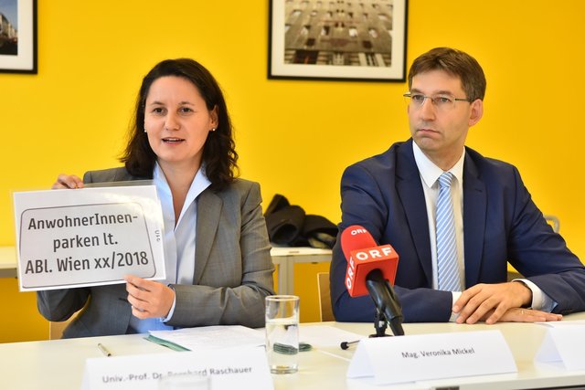 Josefstadt-Bezirksvorstehern Mickel-Göttfert und City-Bezirkschef Figl sind zuversichtlich, dass die Neuregelung um die Anrainerparkplätze kippen wird. | Foto: Max Spitzauer