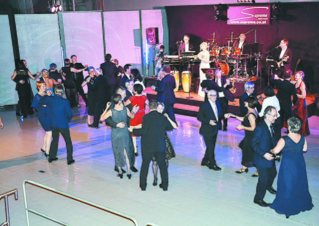 Die Ballgäste schwangen gekonnt das Tanzbein. Für die musikalische Unterhaltung sorgte die Partyband „Supreme“ | Foto: D. Hofer