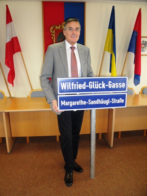 Bürgermeister Ludwig Deltl freut sich, dass somit die neuen Straßen Margarethe-Sandhäugl-Straße und Wilfried-Glück-Straße heißen werden.
