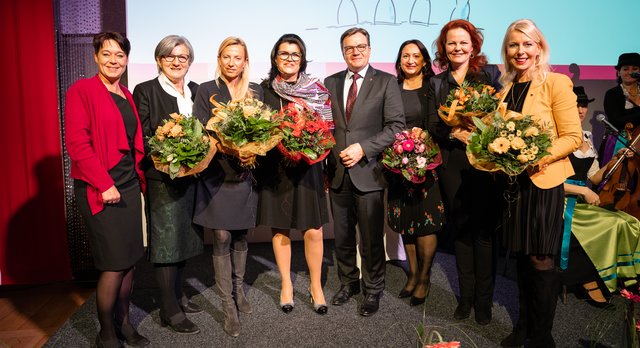 Cornelia Hagele (2.v.r.) steht Landesleiterin Liesi Pfurtscheller (4.v.l.) in Zukunft als Stellvertreterin zur Seite | Foto: VP-Frauen Tirol