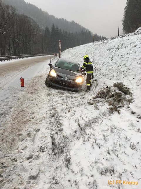 In den Kremser Reihen rutschte ein Auto von der Fahrbahn. | Foto: FF Krems