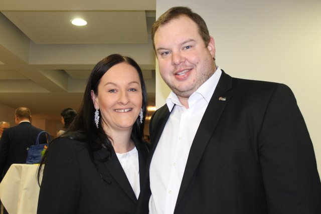 Andrea Söllinger und "Müslibär" und Vizebürgermeister Florian Zagler. | Foto: BRS