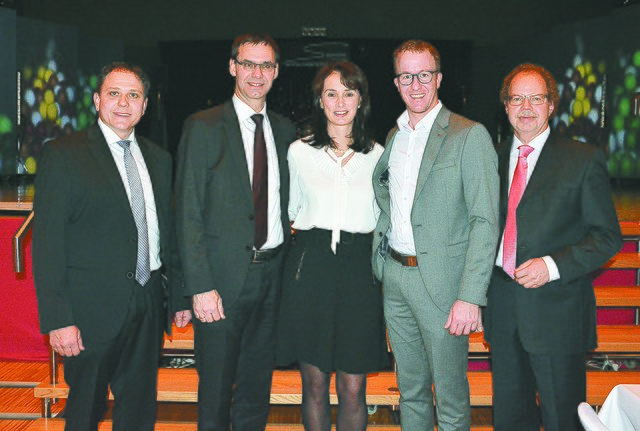 Landtags-Abgeordneter Markus Hartmann, LH Markus und Sonja Wallner, Landesrat Christian Gantner, Bürgermeister und Regio-Obmann Florian Kasseroler  (v. l.) in Ballstimmung. | Foto: D. Hofer